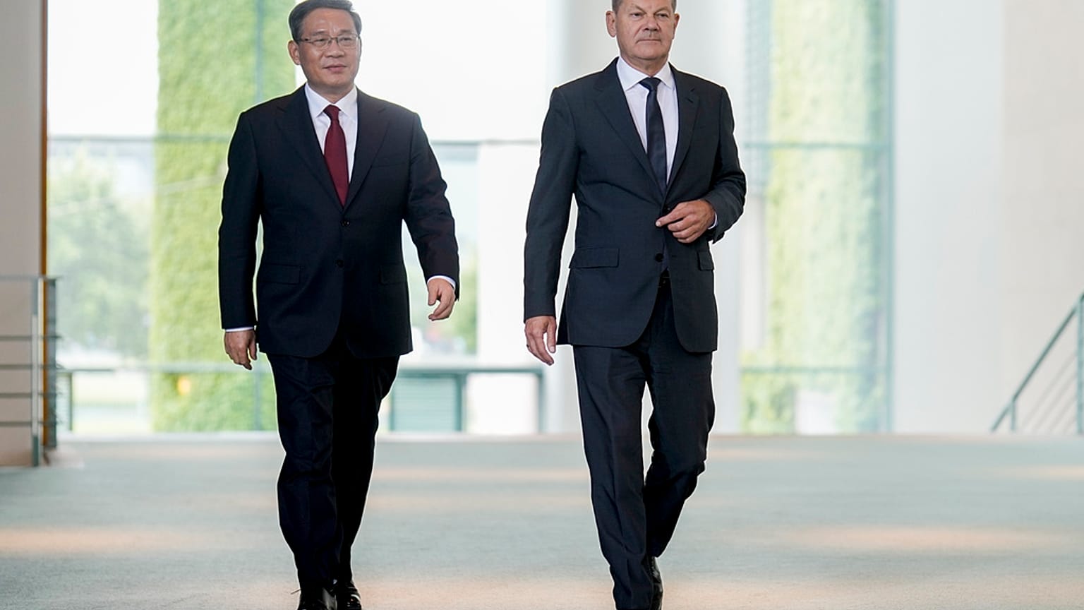 Li Quiang anda junto a Olaf Scholz en Berlín
