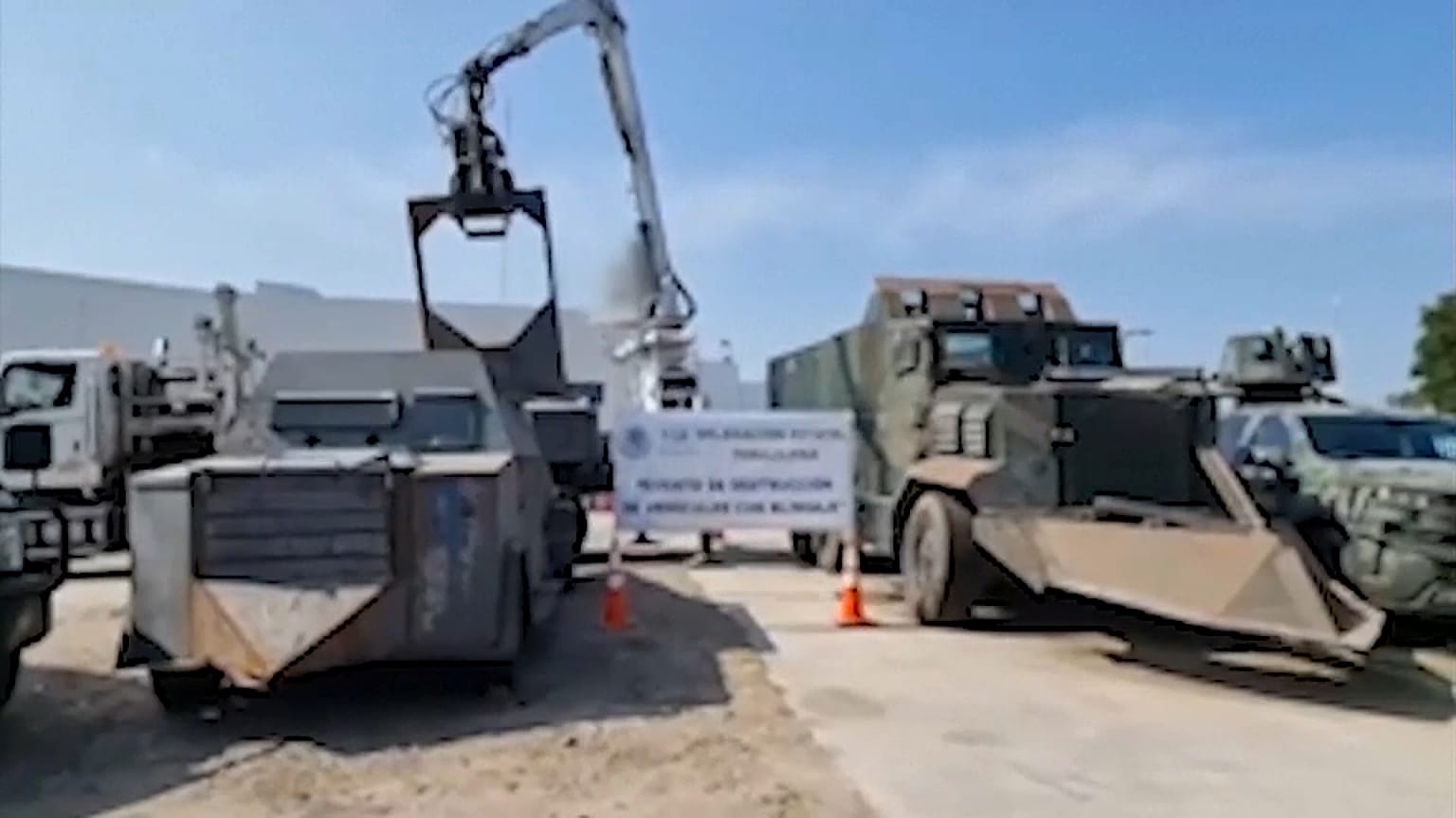 زودت الآليات بصفائح معدنية سميكة لحمايتها من النيران 