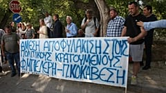 Μέλη της Ένωσης Χειμαριωτώνέξω από την πρεσβεία της Αλβανίας στην Αθήνα για να διαμαρτυρηθούν για την κράτηση του Φρ. Μπελέρη 