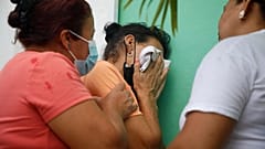 Родственники заключенных у входа в женскую тюрьму на окраине Тегусигальпы, Гондурас, 20 июня 2023 г.