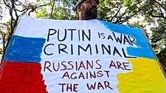 Un manifestante enseña una pancarta contraria a la guerra ante la embajada rusa en Nairobi, Kenia
