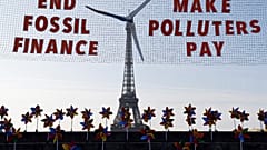 Эйфелева башня превратилась в ветряную турбину. 21 июня 2023 г.