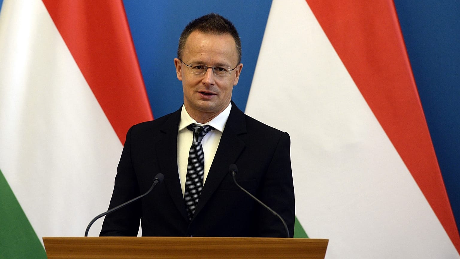 Szijjártó Péter külgazdasági és külügyminiszter 2023, június 12-én, egy japán beruházáshoz kapcsolódó sajtótájékoztatón