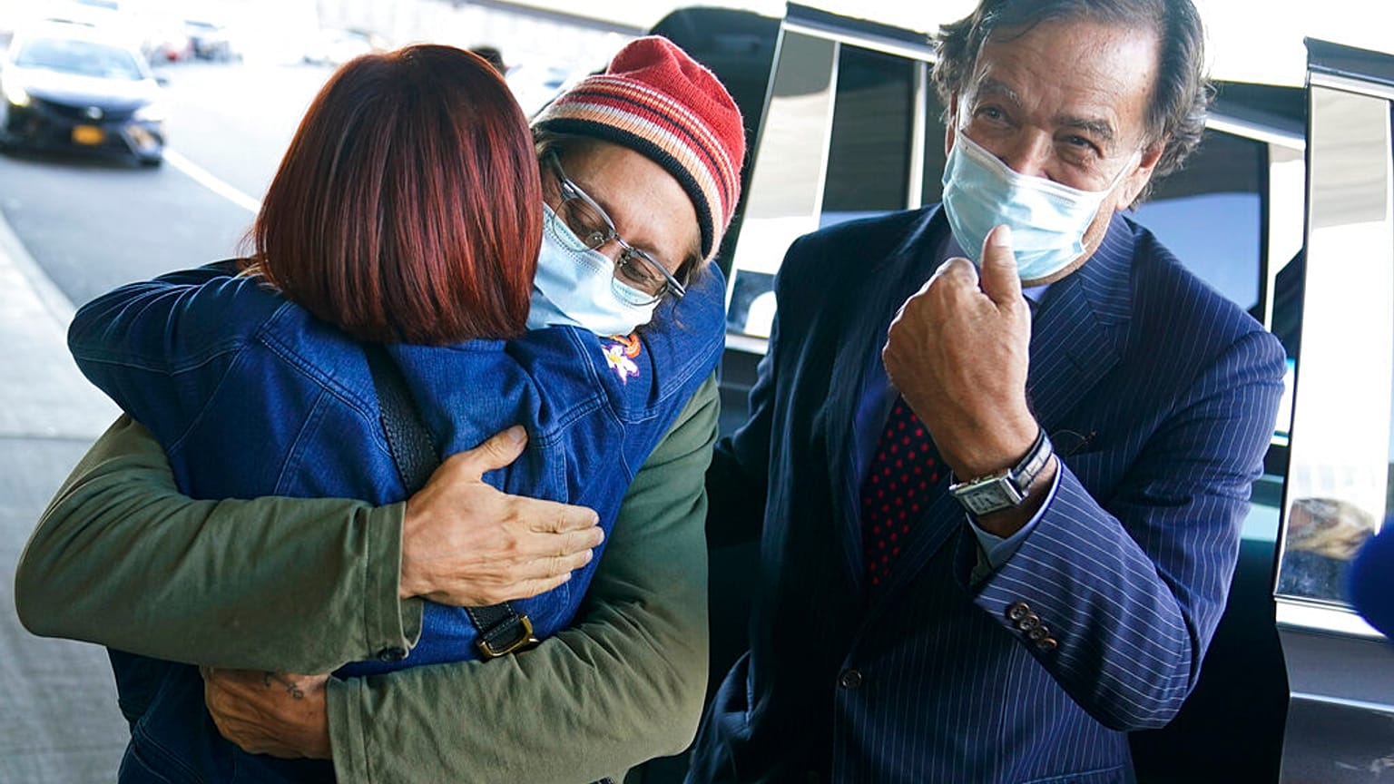 Bill Richardson bei der Ankunft des befreiten US-Reporters Danny Fenster am John F. Kennedy Airport im November 2021.