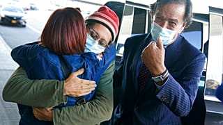 Bill Richardson bei der Ankunft des befreiten US-Reporters Danny Fenster am John F. Kennedy Airport im November 2021.