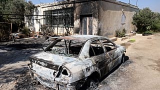 سيارة أضرم فيها إسرائيليون النار أمام منزل في ترمسعيا بالقرب من مدينة رام الله المحتلة بالضفة الغربية. 2023/06/21