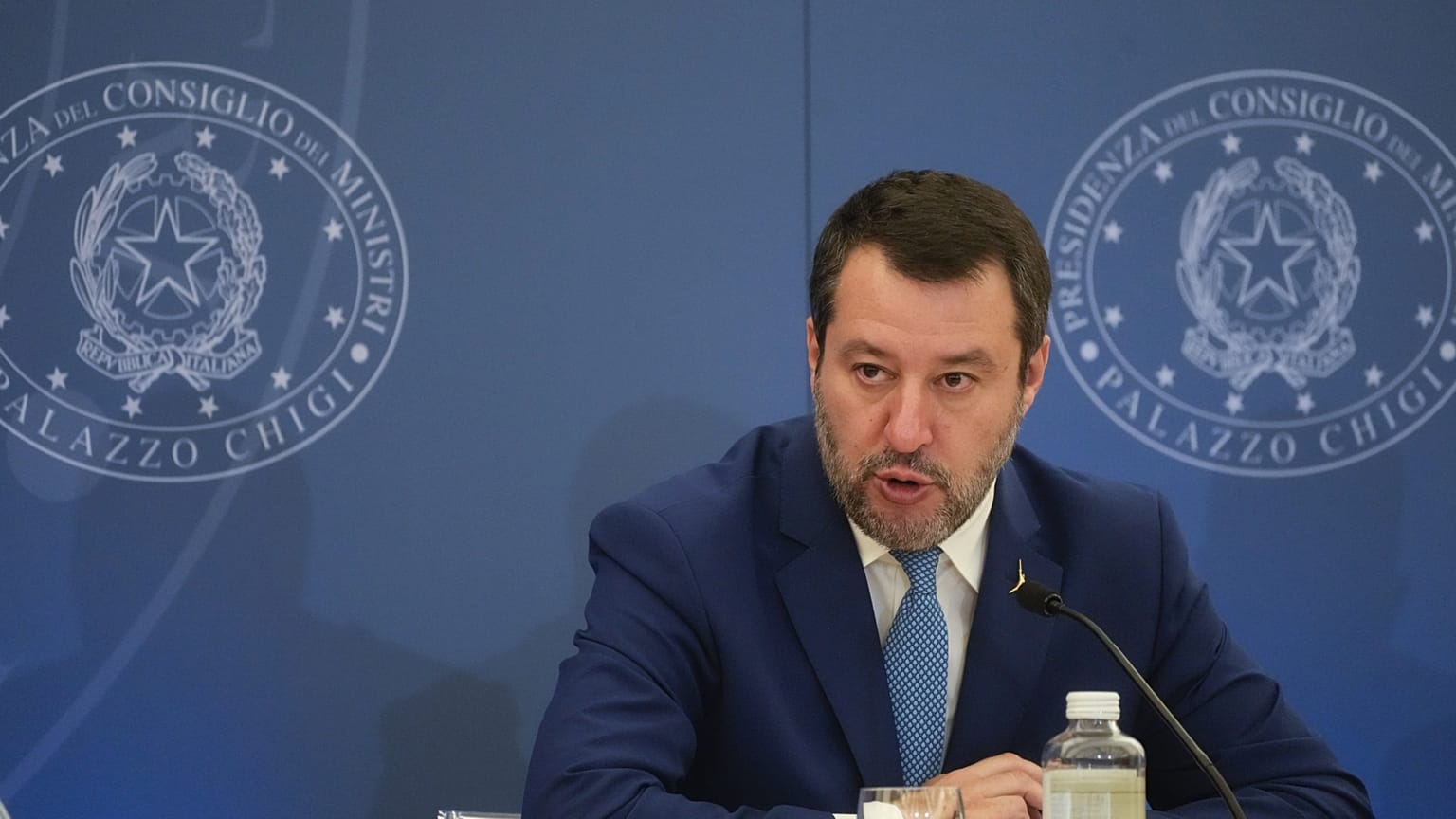Az olasz közlekedési miniszter egy római sajtótájékoztatóján