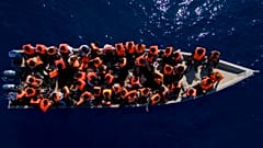 Muitos dos migrantes e requerentes de asilo saiem de portos na Tunísia em direção à UE
