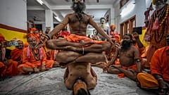 Des hindous exerçant du yoga pour la Journée internationale du yoga au temple Kamakhya à Guwahati, Assam, Inde, le 21/06/2023