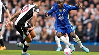 N'Golo Kanté a Chelsea kék mezében (jobbra) egy angol bajnoki mérkőzésen.  