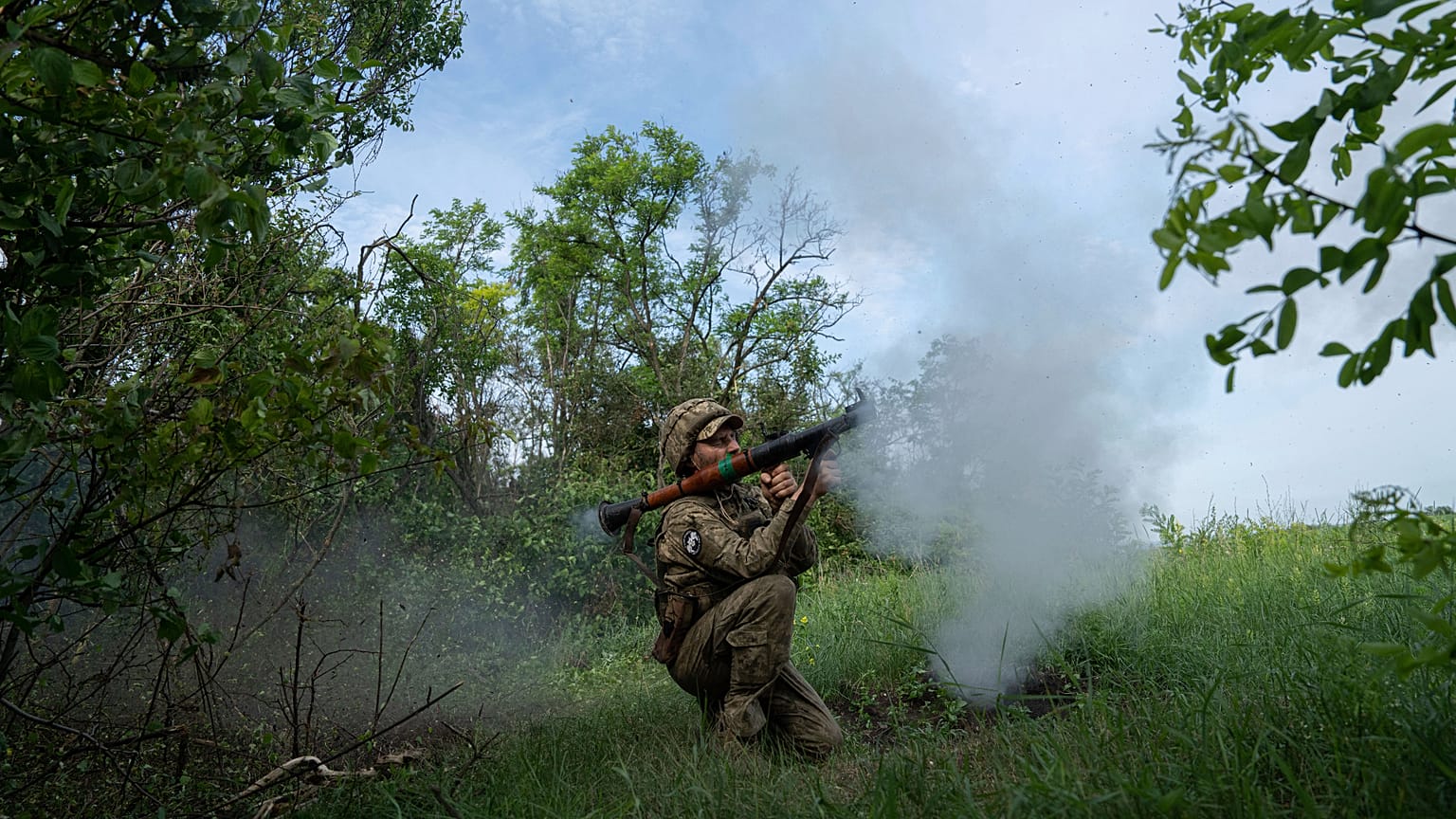 Un soldat ukrainien en direction des positions russes sur la ligne de front dans la région de Donetsk, Ukraine, mercredi 21 juin 2023.