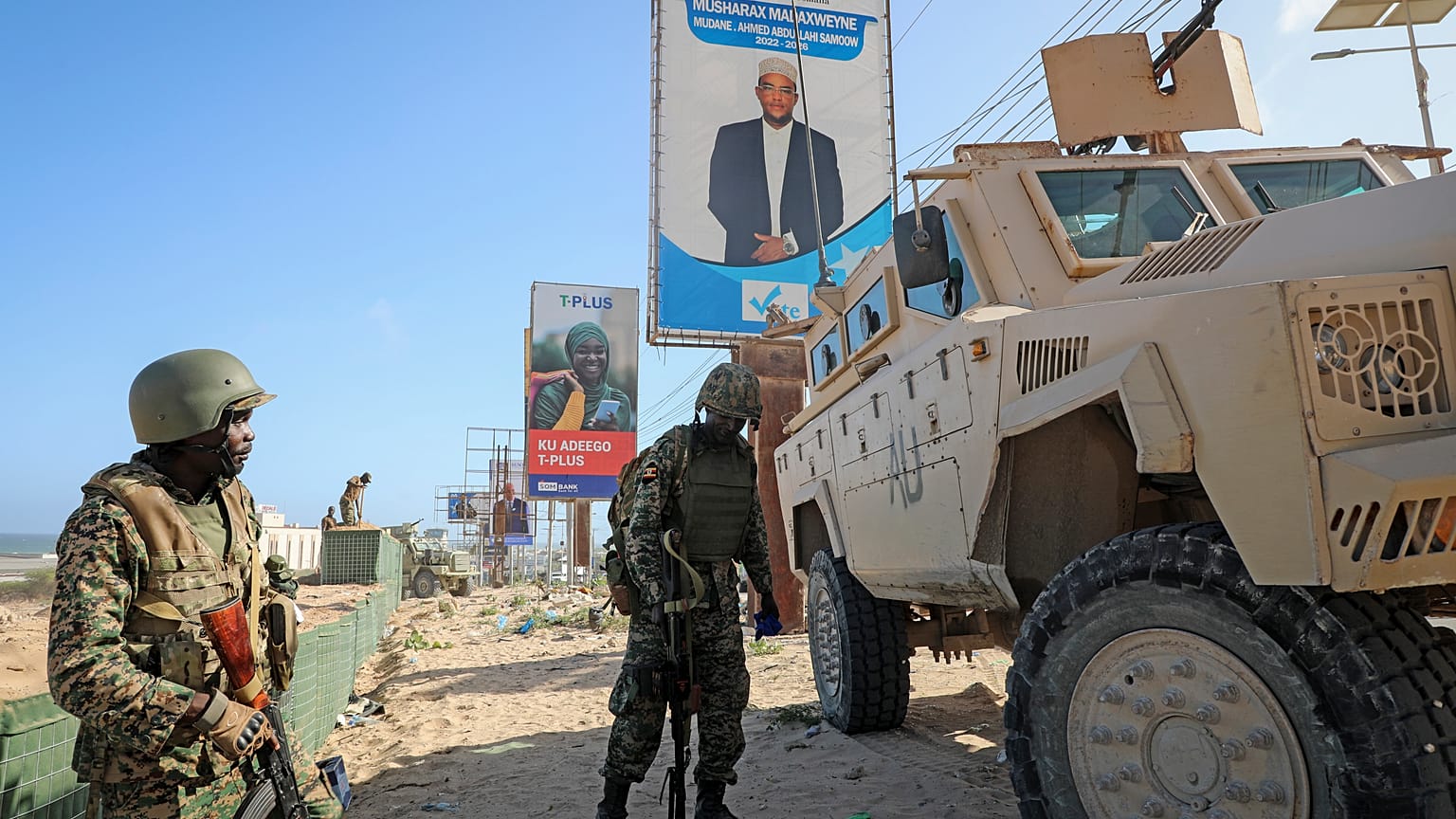 جنود (ATMIS) يقفون بجانب عربتهم المدرعة في أحد شوارع مقديشو