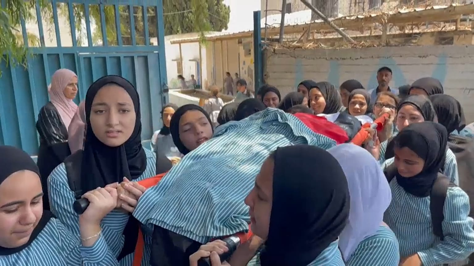 تلميذات فلسطينيات يشاركن في تشييع زميلتهن التي قضت برصاص إسرائيلي في جنين