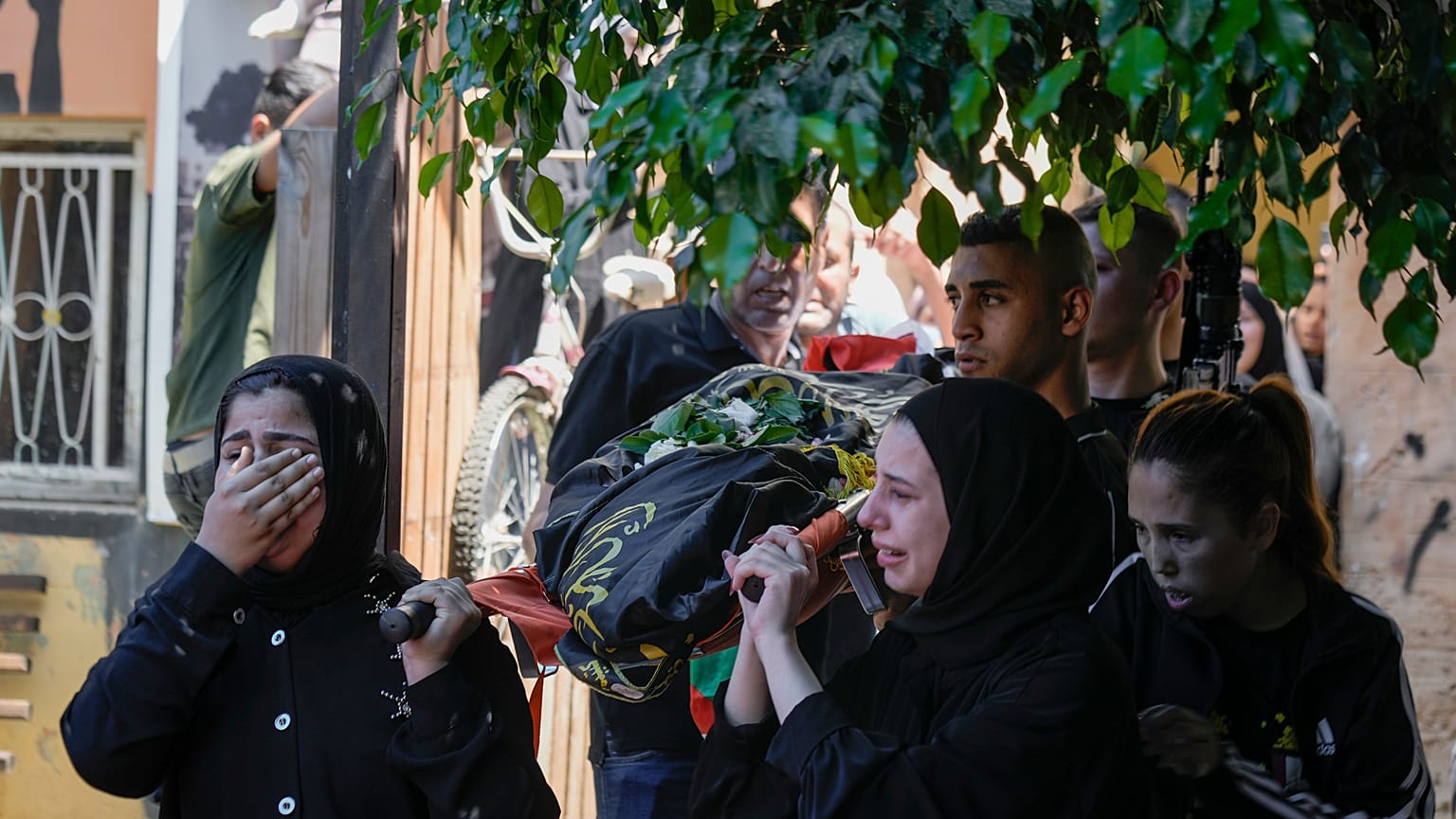 رفيقات صف سديل نغنغية يحملن جثمانها في جنازتها في مخيم جنين للاجئين بالضفة الغربية، الأربعاء 21 يونيو 2023 