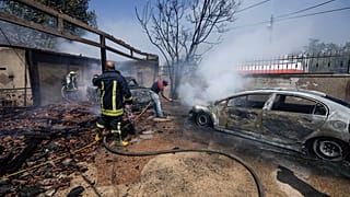 عناصر إطفاء فلسطينيون يحاولون إخماد حريق أشعله مستوطنون يهود في بلدة ترمسعيا بالضفة الغربية المحتلة. 2023/06/21