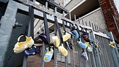 Babyschuhe und Plüschtiere auf dem Bürgersteig während des Papstbesuches in Irland, 2018