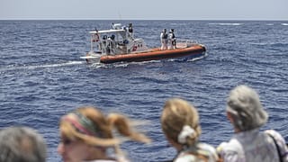 Mentőhajó Lampedusa partjainál