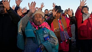Indigene Aymara begrüssen die ersten Sonnenstraglen des Jahres 5531.