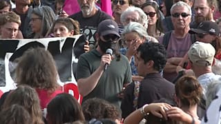 El gobierno francés acusa a Sublevaciones de la  tierra de recurrir a la violencia.