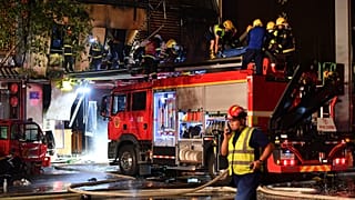 Des pompiers travaillent sur le site de l'explosion dans un restaurant à Yinchua (21 juin 2023)