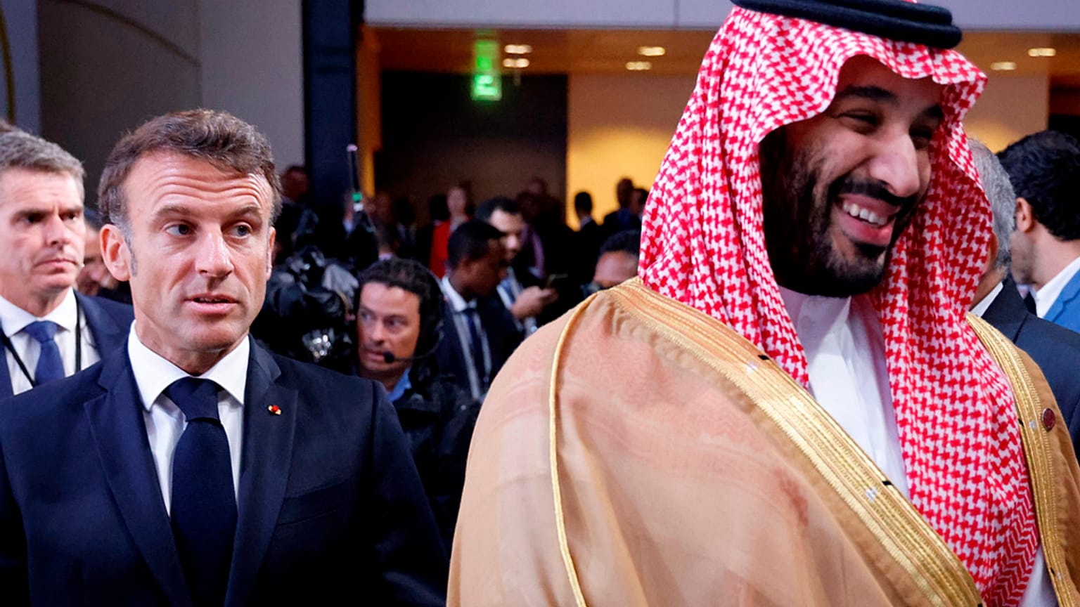 Macron e Mohammed bin Salman. (Parigi, 22.6.2023)
