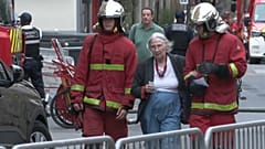 Feuerwehrleute betreuen eine Frau