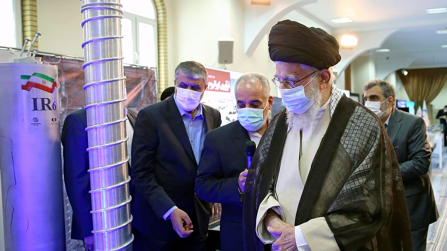 عکس منتشر شده توسط دفتر الله علی خامنه ای، در حال بازدید از نمایشگاه دستاوردهای هسته ای ایران