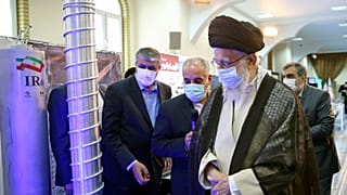 عکس منتشر شده توسط دفتر الله علی خامنه ای، در حال بازدید از نمایشگاه دستاوردهای هسته ای ایران