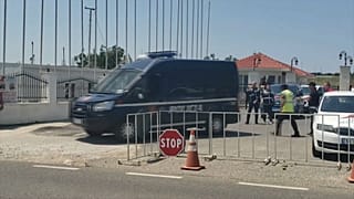 عناصر الشرطة خلال المداهمة