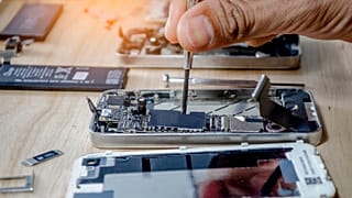 A gyártók egyre inkább arra törekszenek, hogy az elromlott telefont lecseréljék az emberek, ne megjavíttassák