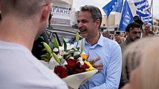 Kampányeseményen Kiriákosz Micotakisz, a konzervatív Új Demokrácia párt vezetője Szalamina szigetén 2023. június 13-án