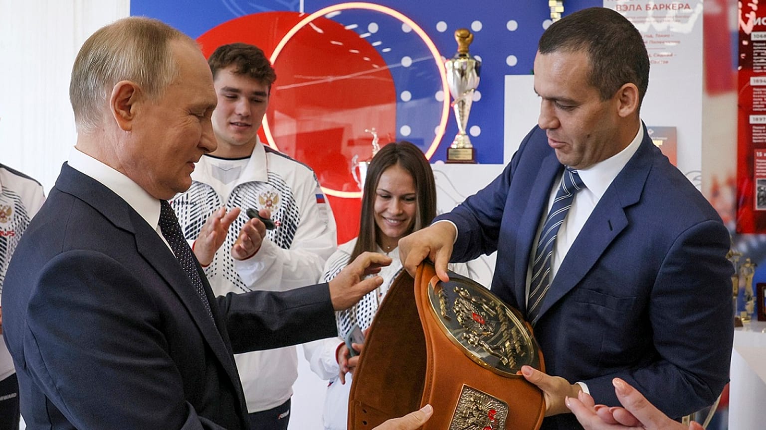 Der IBA-Vorsitzende Umar Kremlew mit dem russischen Präsidenten Wladimir Putin (Aufnahme vom 10. 9. 2022)