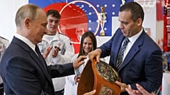 Der IBA-Vorsitzende Umar Kremlew mit dem russischen Präsidenten Wladimir Putin (Aufnahme vom 10. 9. 2022)
