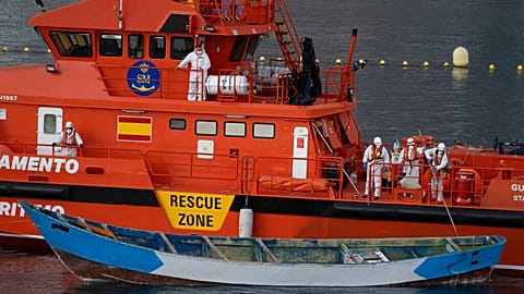 Una embarcación de madera es remolcada por un buque del Servicio de Salvamento Marítimo español a su llegada al puerto de Los Cristianos, en el sur de Tenerife, en la isla canaria, España.