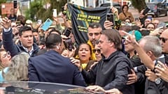 Jair Bolsonaro rodeado de apoiantes