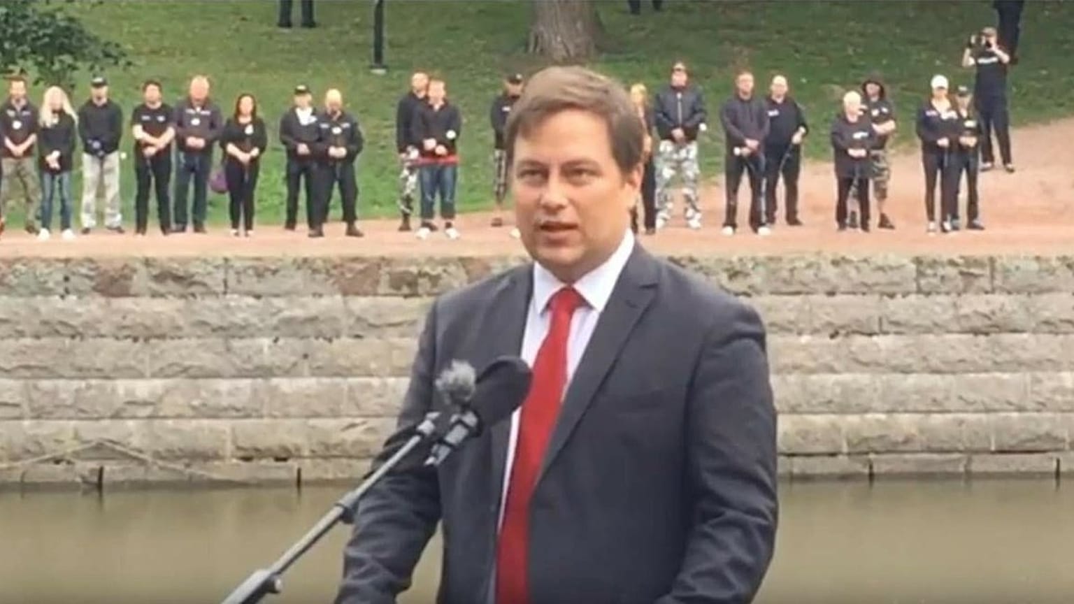 Minister Vilhelm Junnila entschuldigt sich für Teilnahme an Neonazi-Veranstaltung