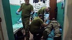 Украинские медики лечат солдата с сотрясение мозга. Донецкая область, Украина. 22 июня 2023.