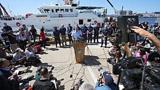 U.S. Coast Guard Admiral John Mauger spricht auf der Coast Guard Base Boston. 22. Juni 2023