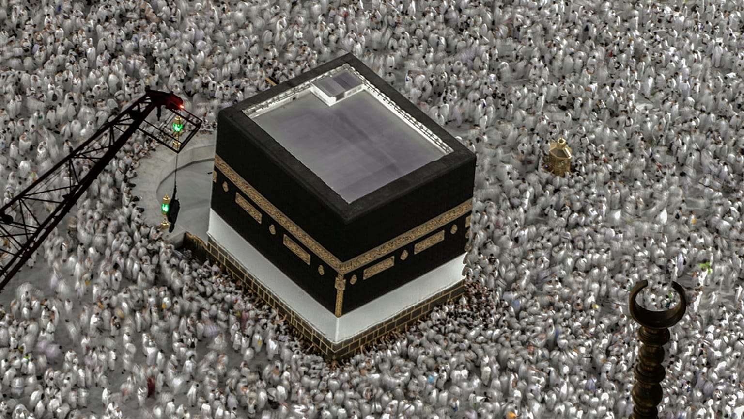 Kabe'nin etrafında tavaf yapan Müslümanlar 