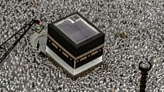 Kabe'nin etrafında tavaf yapan Müslümanlar 