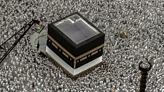 Kabe'nin etrafında tavaf yapan Müslümanlar 