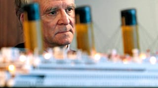 Paul-Henri Nargeolet devant une maquette du Titanic