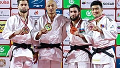 Монгольский дзюдоист Басхуу Ёндонпэрэнлэйн (второй слева) завоевал золотую медаль в весе до 66 кг