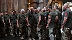 Ukrán katonák a templomban