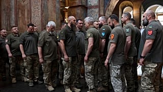 Ukrán katonák a templomban