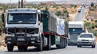 قافلة شاحنات لمساعدات تابعة للأمم المتحدة في طريقها إلى مدينة إدلب شمال غرب سوريا. 