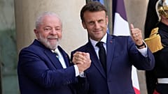 Los presidentes de Brasil, Lula da Silva, y de Francia, Emmanuel Macron, en la cumbre de clima y finanzas de París, Francia. 