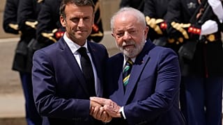 Macron, francia és Lula, brazil elnök kézfogója Párizsban