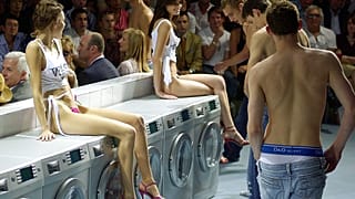 Onde está o sabonete? Modelos mostram a sua roupa interior durante a coleção masculina primavera/verão 2005 da Dolce &Gabbana, Milão, Itália, 29 de junho de 2004