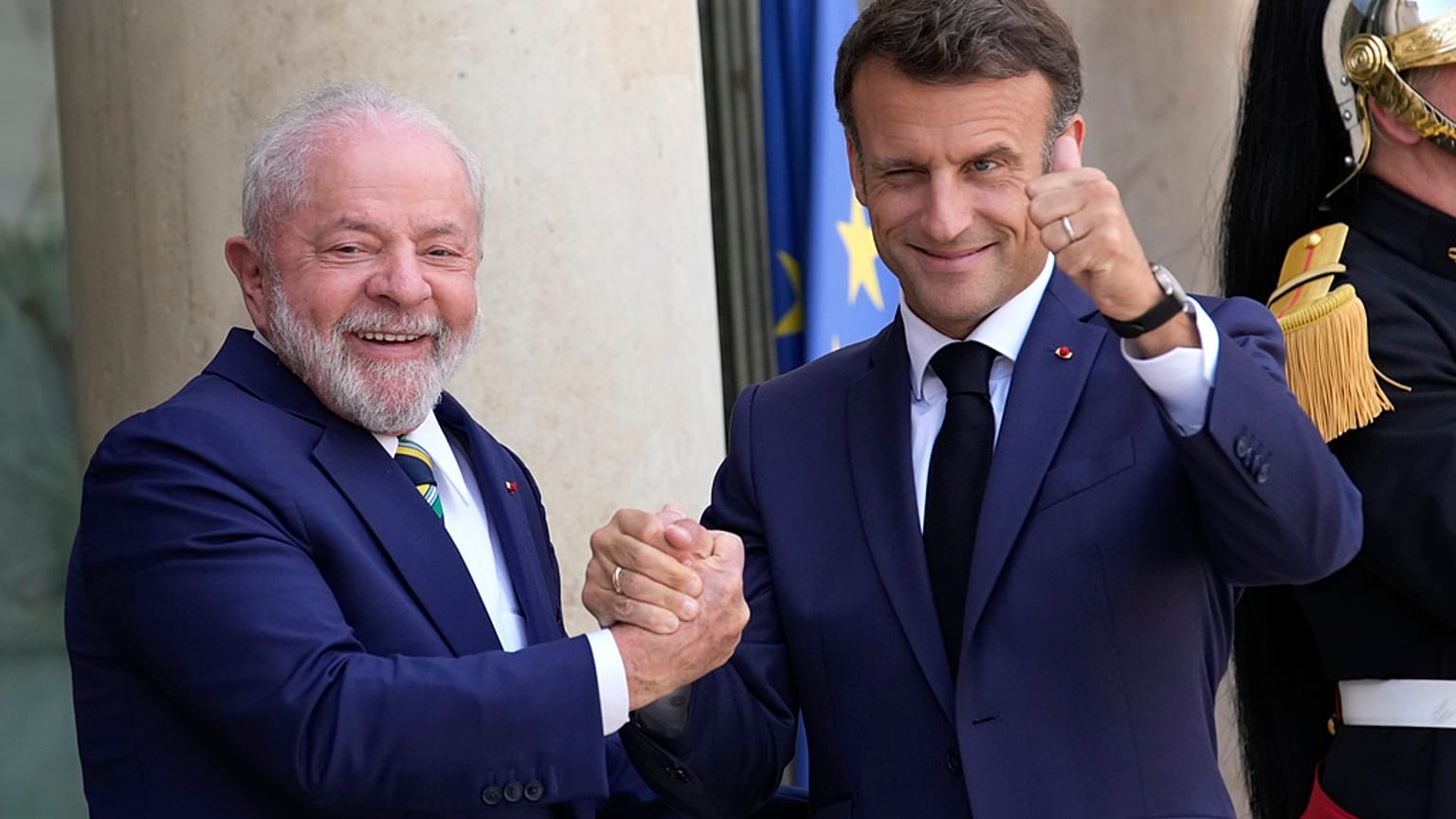 Fransa Cumhurbaşkanı Emmanuel Macron (sağda) ve Brezilya Devlet Başkanı Luiz Inacio Lula da Silva